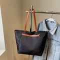 Borsa tote nera con manici marroni e logo NOOOBAG, materiale leggero e resistente - Nero