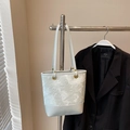 Borsa tote celeste con motivi a farfalla goffrati e doppi spallacci sottili - senza ciondolo / Blu