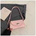 Sac sous le bras en similicuir rose avec fermoir rotatif argenté sur un blazer gris - Rose Sans Pendentif