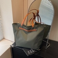 Grande borsa tote verde oliva con manici in pelle marrone e tessuto Oxford resistente - Verde