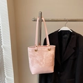Borsa tote in pelle PU rosa goffrata con motivi floreali e occhielli dorati su un supporto - senza ciondolo / Rosa