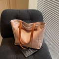 Borsa tote rosa in tessuto Oxford con manici in pelle marrone su poltrona grigia - Cachi