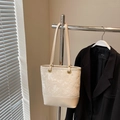 Elegante borsa a secchiello beige con motivi a rilievo e tracolla regolabile - senza ciondolo / Kaki