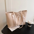 Elegante borsa tote beige con motivi a sbalzo di cani e ciondolo di pizzo con perle - Rosa