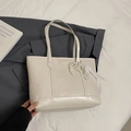 Elegante borsa tote beige con goffratura a cane e dettagli in pizzo e fiocco di perle - Bianco Sporco
