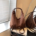 Sac hobo minimaliste en daim marron avec poignée en cuir épaisse et bandoulière réglable - Marron