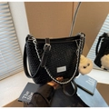 Détail d'un sac porté épaule tressé noir avec chaîne argentée et pompon blanc - Noir