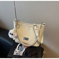 Détail du sac tressé blanc cassé avec chaîne argentée et charm de monstre en peluche - Blanc Cassé
