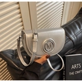 Detalle de bolso silla plateado con logo M de metal redondo y correa ajustable - Plateado