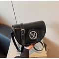 Detalle de bolso de silla negro brillante con logotipo M plateado y correa ajustable - Negro