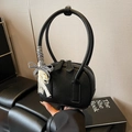 Elegante bolso de cuero negro con asa redonda y detalle de lazo a cuadros - Negro