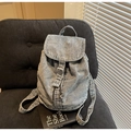 Zaino in denim azzurro con fibbie metalliche e chiusura a patta per i viaggi - Blu