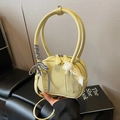 Bolso bandolera amarillo claro textura lichi, cinta a cuadros y detalle lazo encaje - Amarillo
