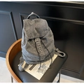 Zaino vintage in denim grigio lavato con fibbie metalliche e chiusura con coulisse - Nero
