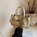 Sac seau chic couleur crème en cuir avec pendentif cœur et boucle métallique argentée - Avec Pendentif / Blanc Cassé