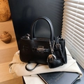Sac seau noir élégant en cuir avec breloque cœur et détails métalliques argentés - Avec Pendentif / Noir