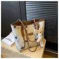 Détail du sac cabas en toile avec imprimé fleuri, anses en cuir et breloque lapin - Kaki Marron Avec Pendentif