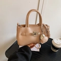 Petit sac seau beige en cuir grainé avec fermoir argenté et pendentif cœur en main - Avec Pendentif / Rose Sakura