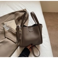Dettaglio della borsa a secchiello talpa con logo inciso e trama in pelle martellata - Grigio elefante