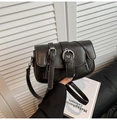 Detalle de bolso retro negro mate con hebillas metálicas y cremalleras verticales - Negro