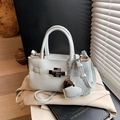 Sac à main bleu clair en cuir grainé avec pendentif cœur et fermoir métallique pivotant - Avec Pendentif / Bleu Sel de Mer