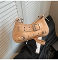Détail du sac à bandoulière en cuir PU abricot avec boucle argentée et œillets Y2K - Rose