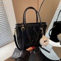 Borsa a secchiello nera plissettata con ciondolo di peluche e tracolla rimovibile - Nero