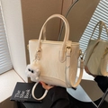 Elegante borsa tote bianco crema stropicciata con ciondolo peluche e fibbie oro - Bianco Sporco