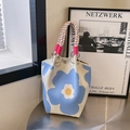 Modieuze gebreide zomer emmer tas met groot blauw bloemenpatroon en gekleurde hengsels - Blauwe Bloem