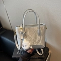 Borsa a secchiello argento metallizzato con trama pieghettata e ciondolo peluche - Argento