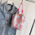 Stijlvolle gebreide emmer tas met roze hartjes en touw handvatten voor de zomer. - Roze Hart