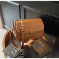 Detail einer braunen Vintage-Umhängetasche aus PU-Leder mit Schnalle und verstellbarem Gurt - Braun
