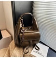 Detail eines dunkelolivgrünen Vintage-Rucksacks mit Metallschnalle und Faltenstruktur - Grün