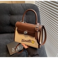 Elegante borsa bicolore in pelle marrone e tessuto beige con tracolla regolabile - Marrone