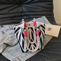 Geweven bucket bag met zwart-wit geometrisch patroon en kleurrijke touwhandvatten - Zwart-wit V-patroon