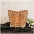Detail der zweifarbigen Webstruktur und der braunen Ledertasche der Strohtasche - Khaki