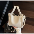 Elegante borsa a secchiello beige in pelle martellata con fibbia magnetica dorata - Bianco Sporco