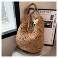 Handgefertigte khakifarbene Häkeltasche mit Blumenmustern und breitem Gurt - Khaki
