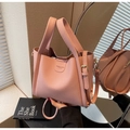 Borsa a secchiello in pelle martellata rosa con manici e tracolla regolabile - Rosa