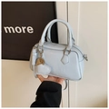 Mini borsa bowling azzurra lucida con ciondolo a cuore e tracolla in metallo argento - Blu