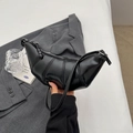 Moderna borsa a mezzaluna in pelle nera con dettagli cuciti e tracolla sottile - Nero