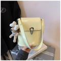 Borsa a secchiello in vernice giallo crema con chiusura a ferro di cavallo e ciondolo - Giallo Chiaro con Ciondolo