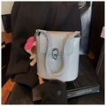 Borsa a secchiello in vernice celeste con fibbia a ferro di cavallo e ciondolo - Blu Chiaro Con Pendente