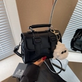Borsa a tracolla in pelle PU nera lucida con patta e grazioso ciondolo in peluche - Nero (Con Ciondolo)