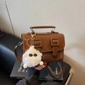 Borsa a tracolla retrò marrone in finta pelle lucida con un simpatico ciondolo - Marrone (Con Ciondolo)