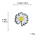 Witte madeliefje bloem borduurwerk patch met geel hart en afmetingen van 4,6x4,2cm - Madeliefje Stijl (10989)