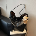 Bolso tote grande de cuero PU negro con detalles de cordón y un lindo colgante de oso - Con Colgante / Negro