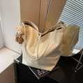 Bolso tote grande minimalista blanco crema con amuleto de oso y cierre de cordón - Con Colgante / Blanco Roto