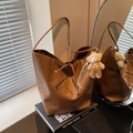 Bolso tote grande de cuero marrón con un colgante de oso de peluche y correas finas - Con Colgante / Marrón