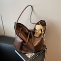 Bolso tote grande marrón oscuro con bolsa a juego y un colgante de oso de peluche - Con Colgante / Café